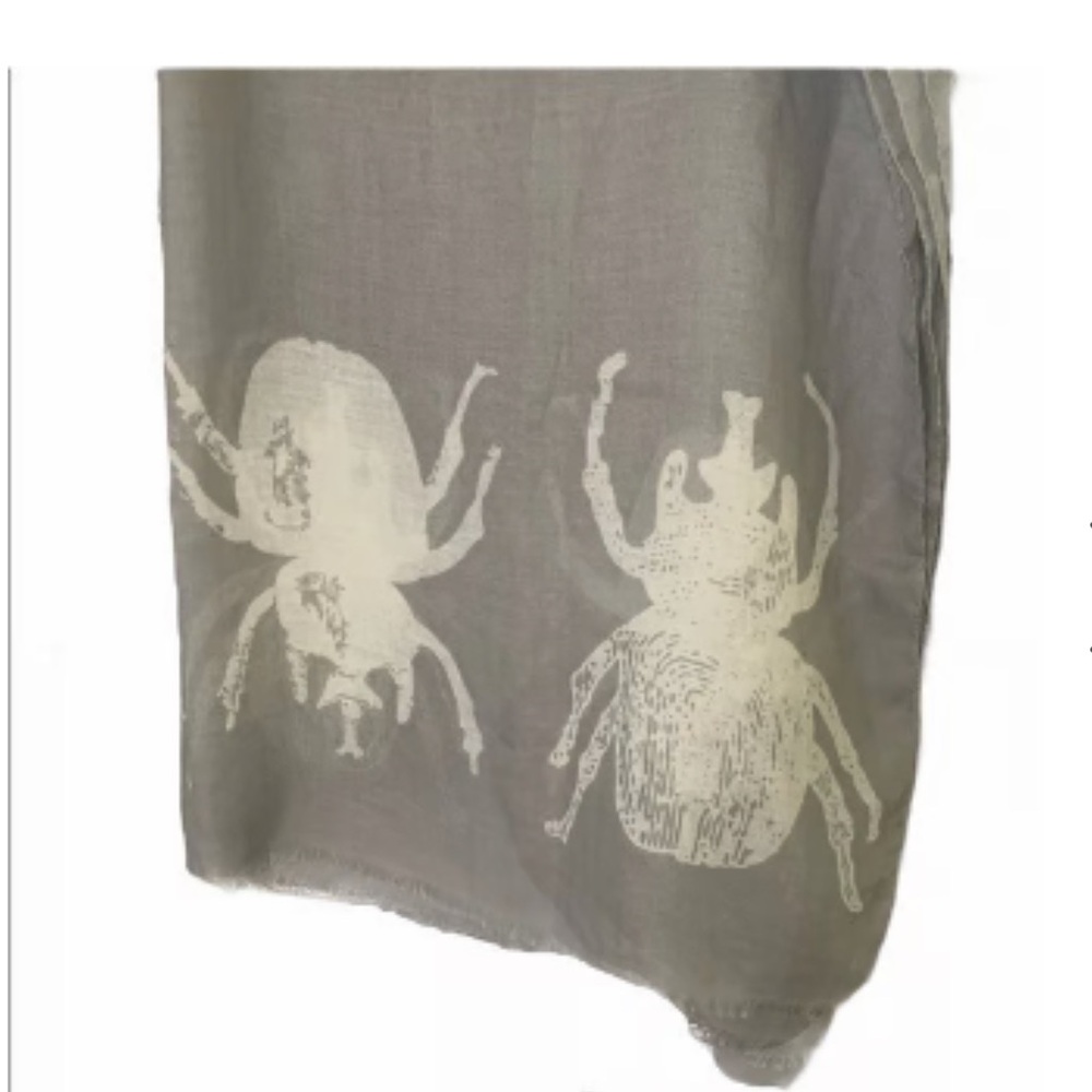 India Hicks Siren “Beetle” Gray and White Scarf